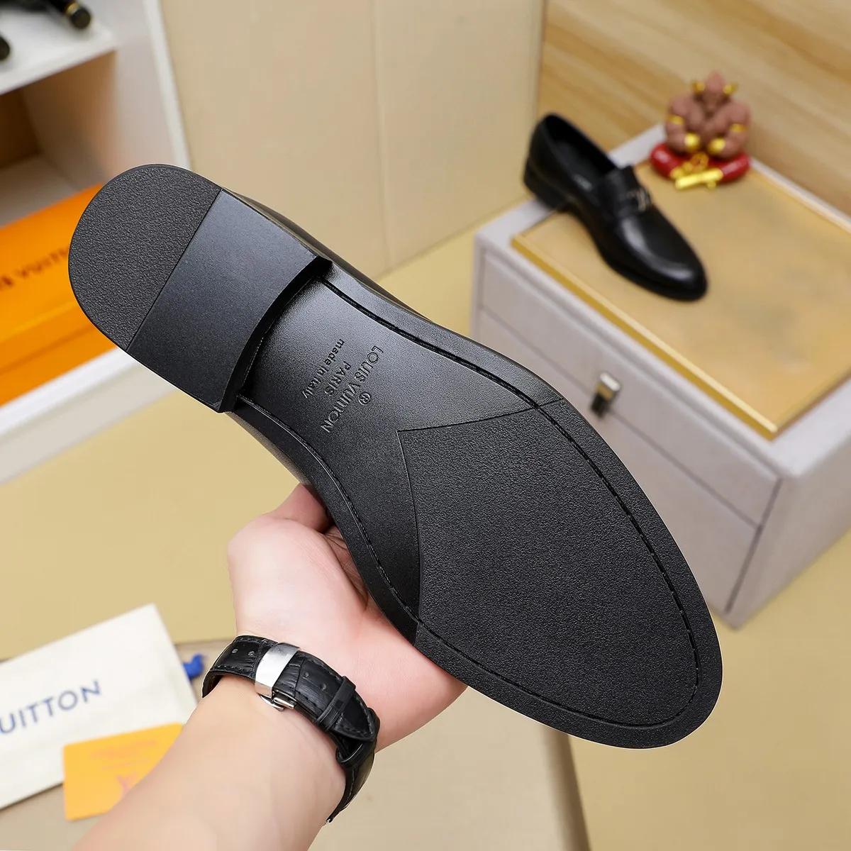 Men's Men's Shoes 💰420 💰[Louis Vuitton] LV high-end business formal leather shoes! ! Luxurious and elegant style, equal emphasis on practicality and style, professional focus on details and quality, counter original 1⃣️: 1⃣️ super accurate reproduction👍🏻! Material: The upper is made of imported original soft 🐂cowhide ➕imported first-layer sheepskin lining. Original anti-slip and wear-resistant outsole! Code number: 39--45, (38.46 custom-made) Large quantities in stock!